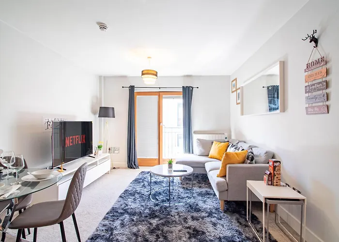 Prime Area, Stylish 2 - Bed, Netflix, Games & Parking